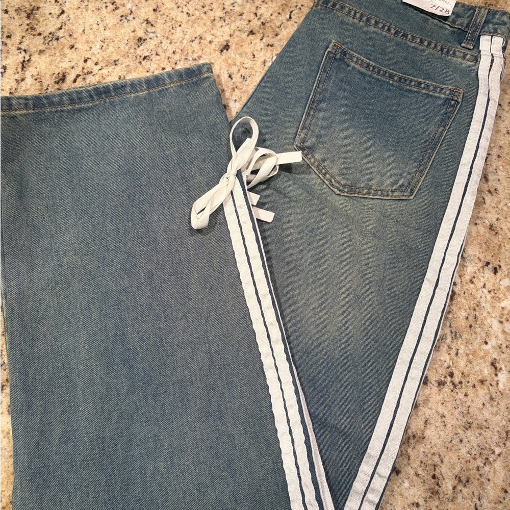 NWT Bow Blue Jeans with White Stripe - Picture 2 of 4